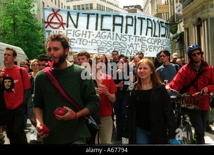 Les manifestants défilant dans les rues du centre de Londres dans la manifestation du Mayday , 2002 Banque D'Images