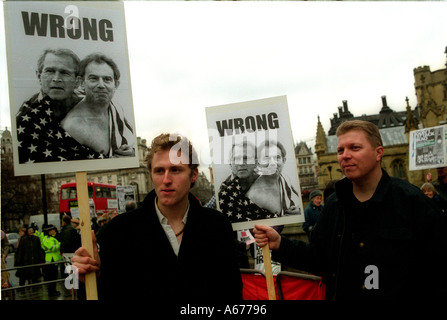 Des manifestants anti-guerre en attente de parlement Hall, Londres 24 janvier 2003. Banque D'Images