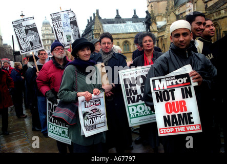 Des manifestants anti-guerre en attente de parlement Hall, Londres 24 janvier 2003. Banque D'Images