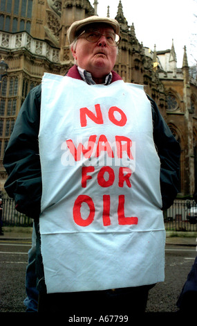 Des manifestants anti-guerre en attente de parlement Hall London 24 janvier 2003. Banque D'Images