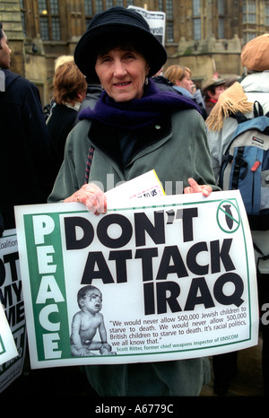 Des manifestants anti-guerre en attente de parlement Hall London 24 janvier 2003. Banque D'Images