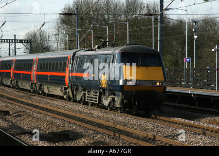 GNER Le Train de voyageurs Express passe par la station de Huntingdon Banque D'Images