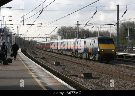 GNER Le Train de voyageurs Express passe par la station de Huntingdon Banque D'Images