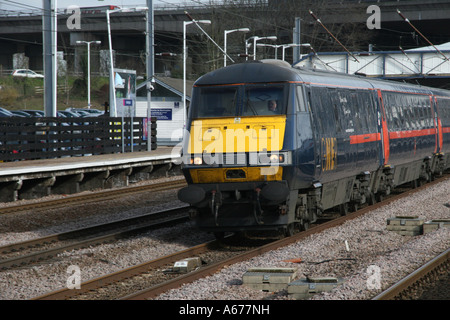 GNER Le Train de voyageurs Express passe par la station de Huntingdon Banque D'Images