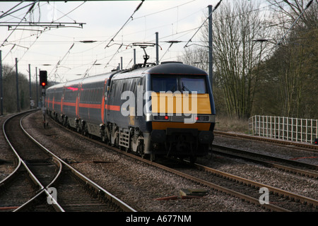 GNER Le Train de voyageurs Express passe par la station de Huntingdon Banque D'Images