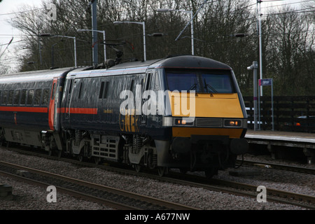 GNER Le Train de voyageurs Express passe par la station de Huntingdon Banque D'Images