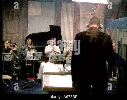 Jack Parnell à diriger l'orchestre sur une drusilla 452 Arthur Haynes Show à l'Empire ATV Wood Green Studio de télévision 1962 Banque D'Images