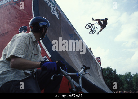 Le BMX rider génère un peu d'air à l'image-objet Festival des jeux urbains Clapham Common London 28 Juillet 2002 Banque D'Images