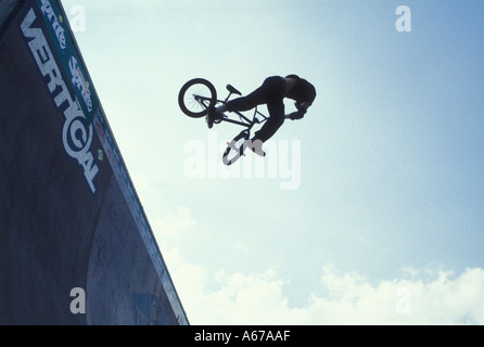 Le BMX rider obtient un peu d'air sur le half-pipe au Sprite des jeux urbains Clapham Common Londres Juillet 2002 Banque D'Images