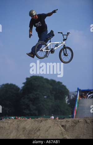 Le BMX rider à balles avec le Sprite des jeux urbains Clapham Common Londres Juillet 2002 Banque D'Images