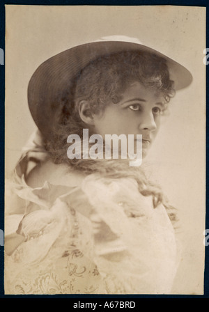 Femme Type Dans Hat C1890 Banque D'Images