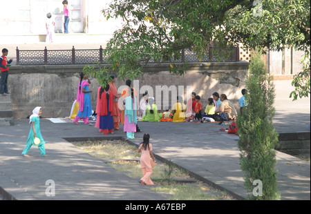 Les Indiens colorés pour profiter d'un pique-nique dans les jardins de la Bibi-ka-Maqbara monument à Aurangabad, dans le Maharashtra, Inde Banque D'Images