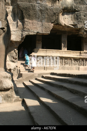 Les visiteurs à l'intérieur de la grotte Kailasa au site du patrimoine mondial de l'Unesco à les grottes d'Ellora Maharashtra Inde Banque D'Images