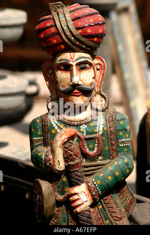 Indien en bois sculpté avec turban pour vendre aux touristes dans la région de Fort Kochi Cochin Kerala Inde Banque D'Images