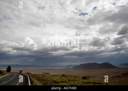 Des nuages de tempête de recueillir plus de chemin lointain en Afrique du Sud rurale Banque D'Images