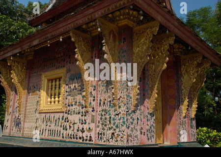 Richement décorées, monuments de la Wat Xieng Thong temple bouddhiste, Luang Prabang, Laos (Laos). Banque D'Images