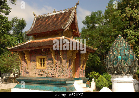 Richement décorées, monuments de la Wat Xieng Thong temple bouddhiste, Luang Prabang, Laos (Laos). Banque D'Images