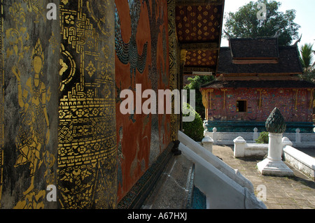 Richement décorées, monuments de la Wat Xieng Thong temple bouddhiste, Luang Prabang, Laos (Laos). Banque D'Images