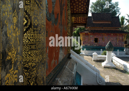 Richement décorées, monuments de la Wat Xieng Thong temple bouddhiste, Luang Prabang, Laos (Laos). Banque D'Images