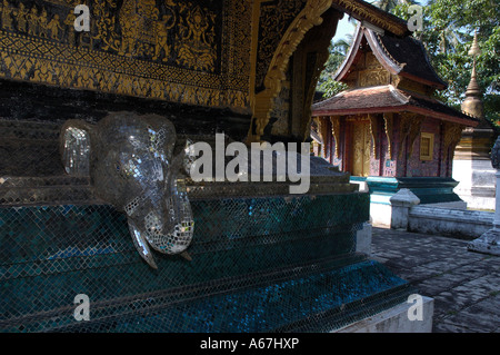 Richement décorées, monuments de la Wat Xieng Thong temple bouddhiste, Luang Prabang, Laos (Laos). Banque D'Images