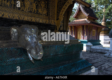 Richement décorées, monuments de la Wat Xieng Thong temple bouddhiste, Luang Prabang, Laos (Laos). Banque D'Images