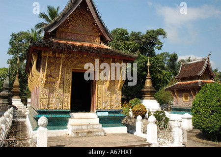Richement décorées, monuments de la Wat Xieng Thong temple bouddhiste, Luang Prabang, Laos (Laos). Banque D'Images