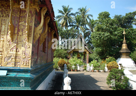 Richement décorées, monuments de la Wat Xieng Thong temple bouddhiste, Luang Prabang, Laos (Laos). Banque D'Images