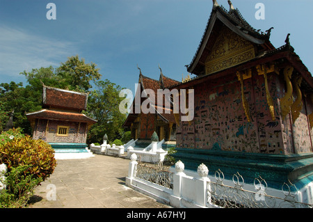 Richement décorées, monuments de la Wat Xieng Thong temple bouddhiste, Luang Prabang, Laos (Laos). Banque D'Images