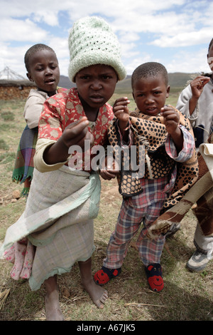 Les enfants mendier de l'argent à haut de Sani Pass, Lesotho Banque D'Images