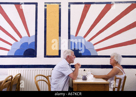 Design anglais de lever de soleil, couple d'intérieur de café regardant s'ennuyer les uns avec les autres, Southend sur Sea Essex Angleterre des années 2006 2000 Royaume-Uni. HOMER SYKES Banque D'Images
