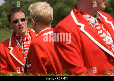 Blazer rouge club d'aviron, passepoil blanc, cravate club. Club d'aviron de Kingston. députés. Henley Royal Regatta Henley on Thames Oxfordshire UK 2006 HOMER SYKES Banque D'Images