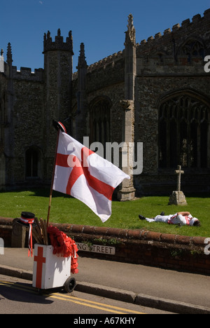 Drapeau de St George, le drapeau anglais. Thaxted Morris Ring, Morris Man dormant devant l'église Thaxted, Essex Angleterre des années 2006 2000 Royaume-Uni HOMER SYKES Banque D'Images