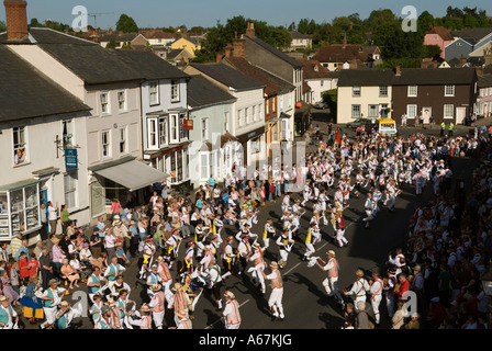 Culture anglaise, tradition patrimoniale. Thaxted Essex Morris danse au centre du village. Anneau Thaxted Morris. 2006 2000s Royaume-Uni. HOMER SYKES Banque D'Images
