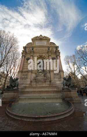 Place Saint Michel dans le Quartier Latin avec cette fontaine par Davioud Paris France Banque D'Images