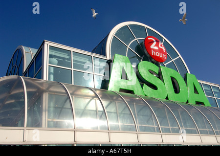 Le toit de verre d'un nouveau supermarché Asda ouverture 24h/24 avec les mouettes volant au-dessus Banque D'Images
