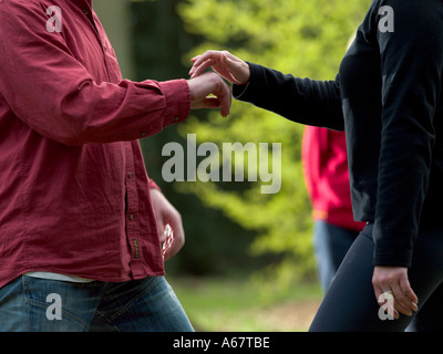 Deux personnes dans un bois touchant Banque D'Images