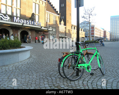 Deux vélos verrouillé sur un lampadaire en face de la gare de Maastricht Pays-Bas Banque D'Images