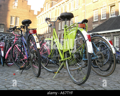 De nombreuses bicyclettes garées en face de la gare de Maastricht Pays-Bas Banque D'Images