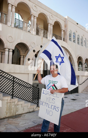 Miami Florida,Surfside,Shul de Bal Harbour Synagogue,Israël terre règlement protestation,Israël,hébreu,juif,conflit,homme hommes,signe,drapeau israélien,FL070 Banque D'Images