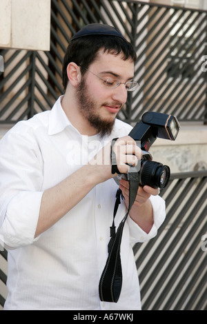 Miami Florida,Surfside,Shul de Bal Harbour Synagogue,Israël terre règlement de protestation,Israël,hébreu,juif,conflit,orthodoxe juif homme,homme,caméra,digi Banque D'Images