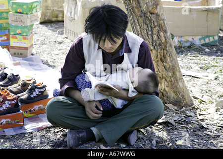 Chine Pékin jeune père chinois détient son fils pendant qu'il lit un livre Banque D'Images