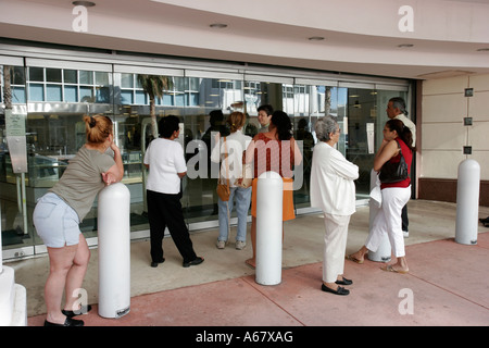 Miami Beach Florida,Macy's grand magasin,Vente de remise en vente,acheteurs,acheteurs,consommateurs,chasse aux aubaine,rabais,Hispanic Latin Latino ethnique Banque D'Images