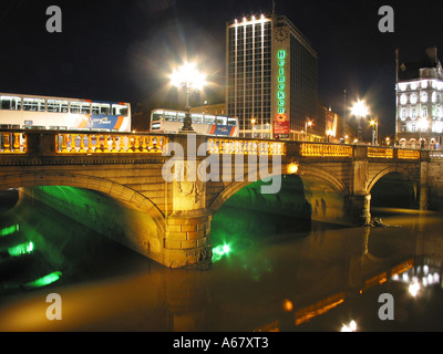 Vue vers le sud de l'O'Connell bridge vers Burgh Quay avec River Liffey la nuit Dublin Ireland Banque D'Images