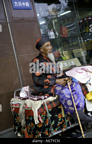 SHANGHAI CHINE Personnes âgées homme habillé en chinois mandarin chinois traditionnels vêtements de soie avec une canne Banque D'Images