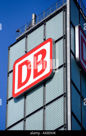 La gare centrale de Berlin Hauptbahnhof avec logo de la Deutsche Bahn Berlin, Allemagne Banque D'Images