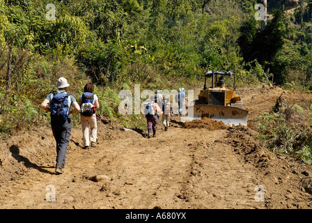 Une nouvelle route au bulldozer dans la forêt tropicale, l'État de Kachin, au Myanmar Banque D'Images