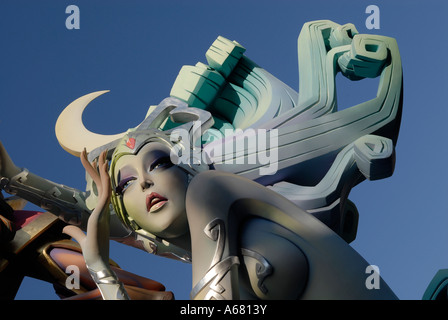 Les marionnettes de papier mâché Ninot sur l'affichage dans la rue lors du traditionnel festival Las Falles tenu dans la ville de Valence Espagne Banque D'Images