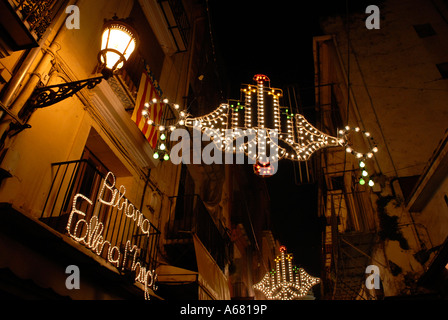 Décorations de la foudre pendant Las Falles festival traditionnel qui a eu lieu en commémoration de Saint Joseph dans la ville de Valence, Espagne Banque D'Images