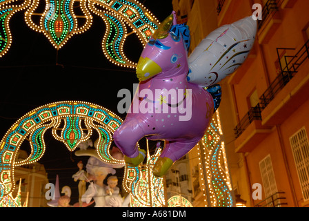 Décorations de rue illuminée lors du festival Fallas à Valence, Espagne Banque D'Images