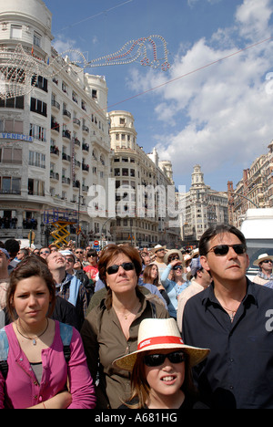 Les gens entassés dans la Plaza del Ayuntamiento, à la Mascleta quotidienne au cours de la Fallas de Valence Espagne Banque D'Images